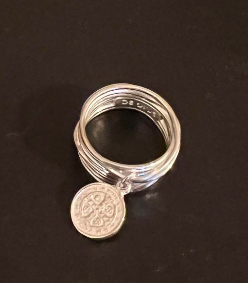 Anillo Hilos de la Vida con dije San Benito